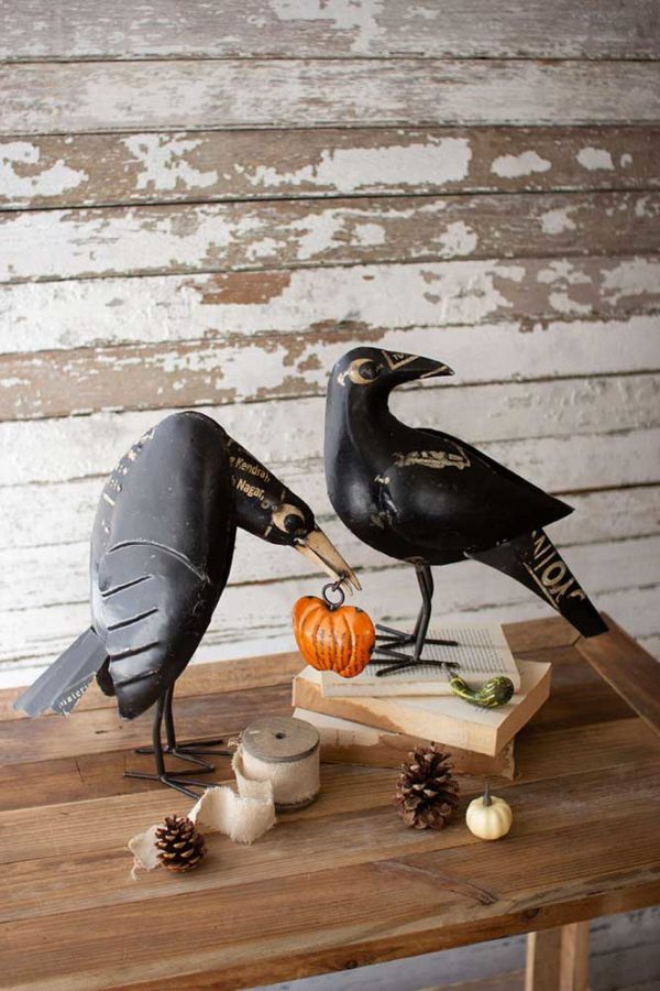 Great-Finds-Parker-Products-Kalalou-set-of-2-recycled-iron-crows-holding-a-pumpkin-01